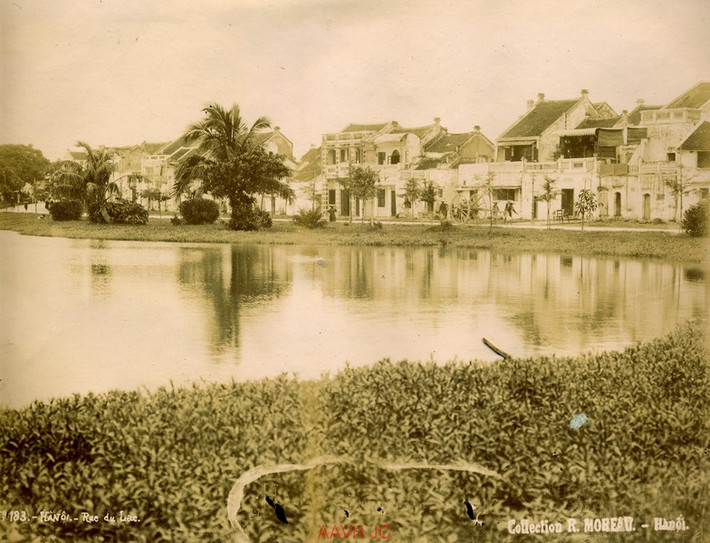 Dãy phố bên hồ Hoàn Kiếm.