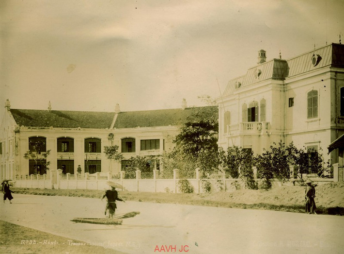 Một tòa nhà hành chính ở Hà Nội.