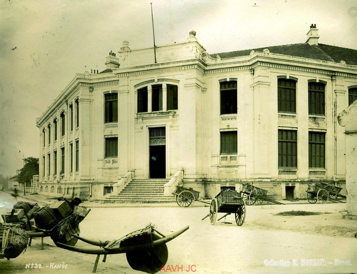 Trụ sở Nha Công chính Đông Dương, thường gọi là tòa án Hàng Tre, nằm ở góc phố Hàng Tre - Lò Sũ ngày nay.