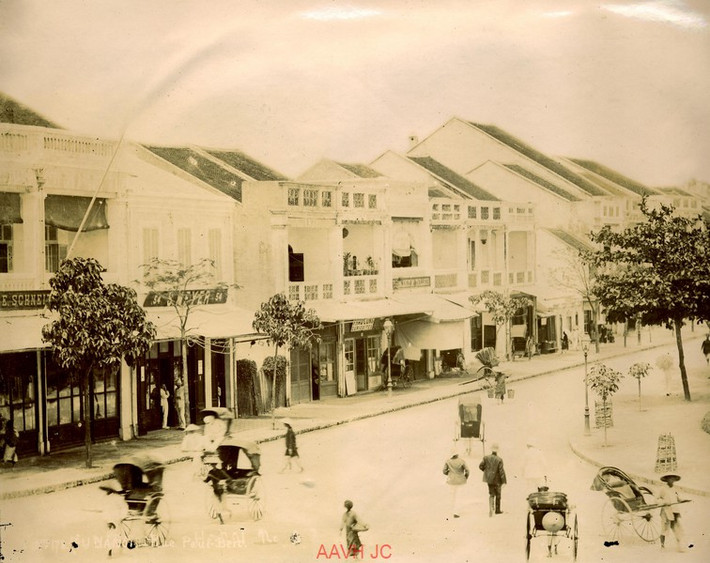 Một góc phố Paul Bert, nay là phố Tràng Tiền.