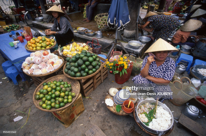Những quầy hàng ở quanh giếng cổ trước chợ Hội An.