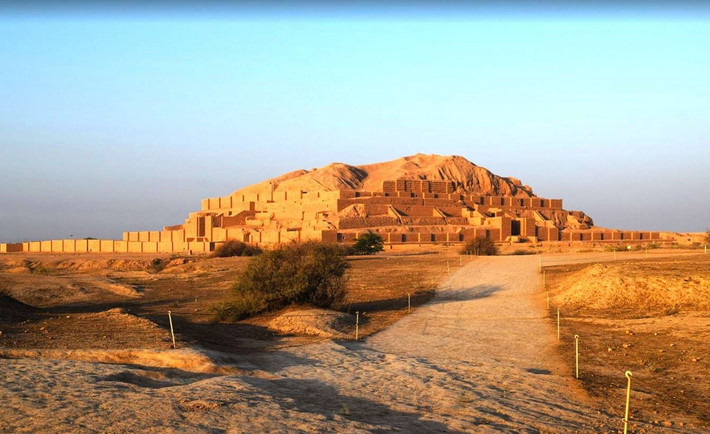 Chogha trong ngôn ngữ của người Bakhtiari có nghĩa là "đồi". Đây là một trong số ít những ziggurat - một cấu trúc xây dựng cổ xưa phục vụ chiêm tinh và cúng tế ở Trung Đông cổ đại - tồn tại ngoài vùng Lưỡng Hà. Ảnh: Routes.