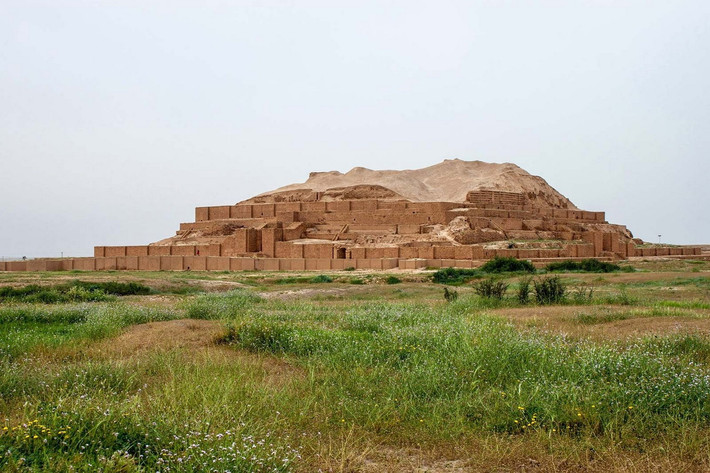 Người ta tin rằng các ziggurat được xây dựng trong hai giai đoạn và chủ yếu hình dáng của nó được hình thành ở giai đoạn thứ hai. Ảnh: Britannica.