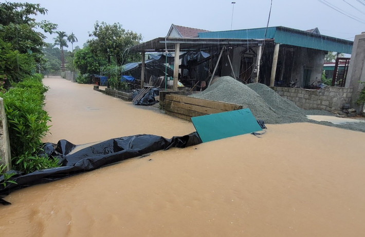 Một số hộ dân sử dụng các tấm chắn ngăn nước tràn vào nhà, vườn song bất thành.