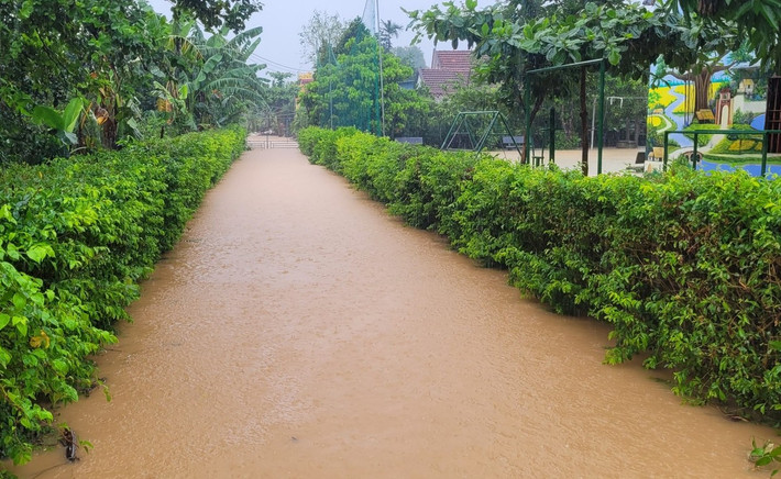 Nhiều tuyến đường dân sinh ở huyện Cẩm Xuyên bị ngập.