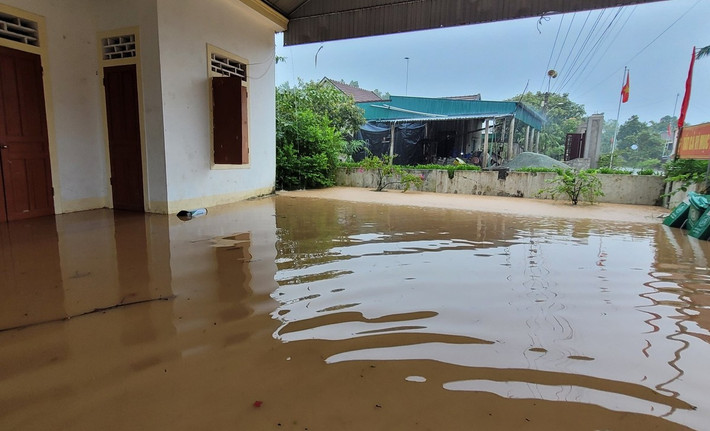 Đến trưa 8/10, nhiều hộ dân tại xã Cẩm Thịnh, huyện Cẩm Xuyên (Hà Tĩnh) vẫn bị ngập 0,3-0,8m. Người dân cho biết, đợt mưa lớn kéo dài nhiều giờ khiến một số tuyến đường dân sinh bị chia cắt.