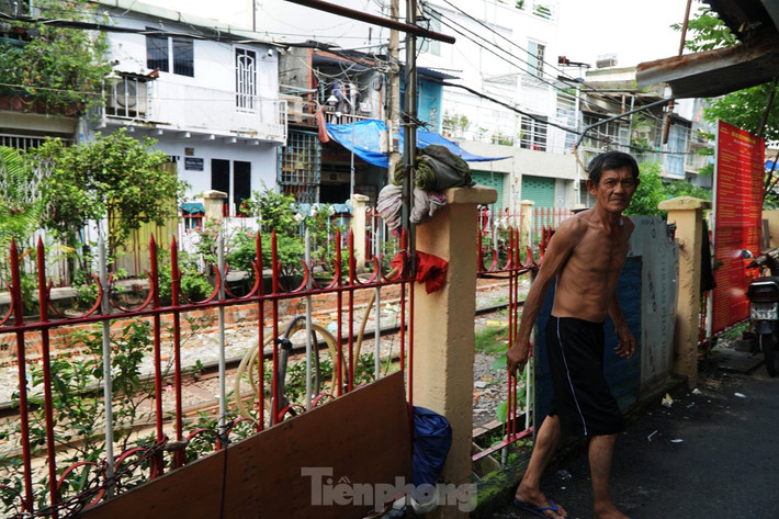 Người dân thường xuyên trèo qua rào để vào khu vực đường sắt.