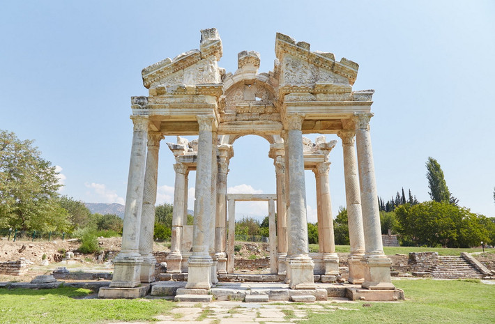 Dựa theo các bản khắc cổ được tìm thấy trong khu vực, Aphrodisias đã hình thành từ thế kỷ thứ 2 TCN. Vào cuối thế kỷ 1 TCN, thành phố được sáp nhập vào đế quốc La Mã dưới sự bảo trợ của hoàng đế Augustus. Ảnh: Sailingstone Travel.