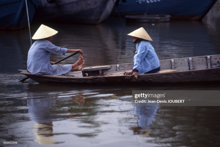 Chuyến đò trên sông Hương, Cố đô Huế năm 1999.