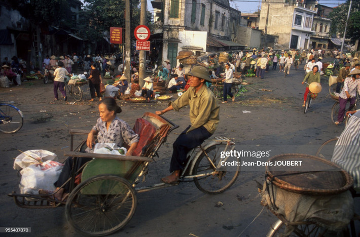 Cảnh họp chợ ở đầu phố Hàng Khoai và đường dẫn từ cầu Long Biên xuống khu phố cổ Hà Nội.