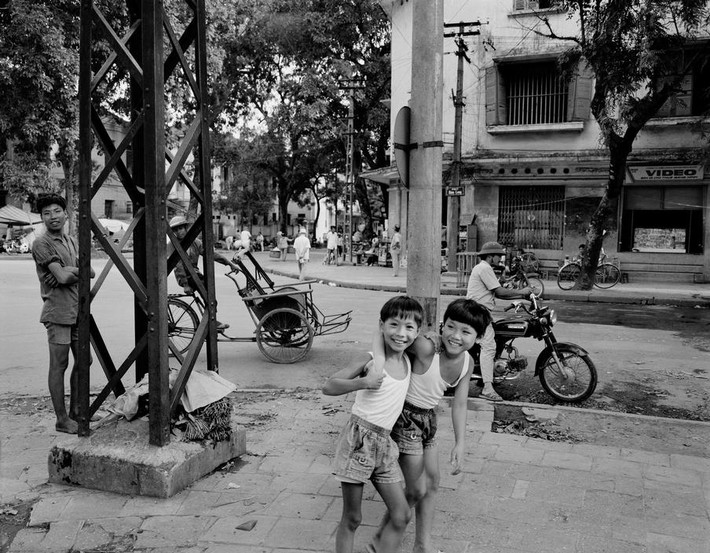 Hai chú bé trên hè phố Hàm Long.