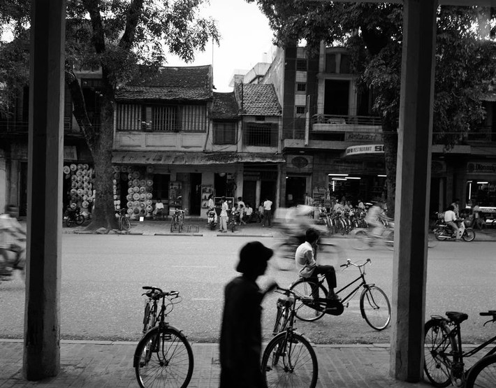 Trên phố Hàng Bông, Hà Nội năm 1992. Ảnh: Raymond Depardon / Magnum Photos.