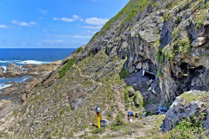 Hang Blombos ở Nam Phi đã giúp các nhà khoa học trả lời nhiều câu hỏi quan trọng về loài Homo sapiens (người tinh khôn - nhân loại ngày nay), cộng đồng đã cư trú tại khu vực này từ 100.000 năm trước. Ảnh: Universitetet i Bergen.
