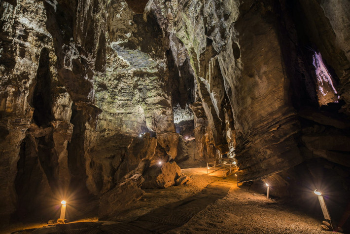 Hang Sterkfontein ở Nam Phi được các nhà khảo cổ ví như cái nôi của loài người vì không có nơi nào khác trên thế giới chứa đựng nhiều hóa thạch của người vượn như di chỉ khảo cổ này. Ảnh: Enter the Caves.
