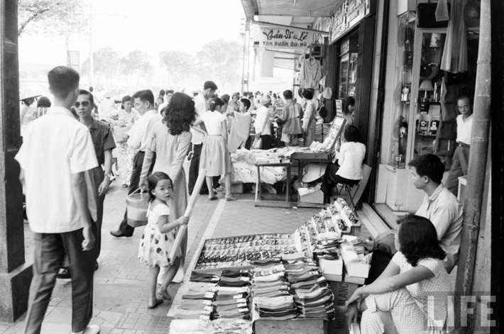 Các sạp hàng vỉa hè.