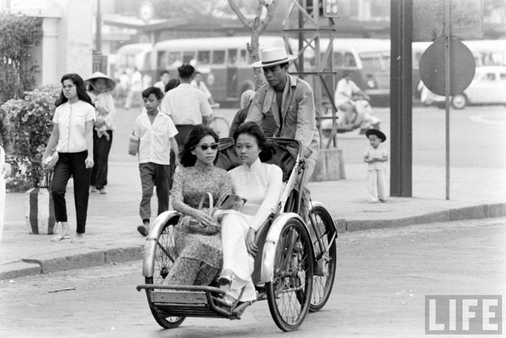 Chiếc xe xích lô là phương tiện kiếm cơm của nhiều cư dân nghèo ở Sài Gòn.