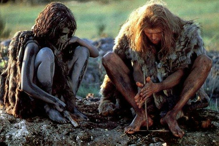"Đồng bào" với người hiện đại: Người Neanderthalsống đồng thời với người hiện đại (Homo sapiens) và cả hai loài này có chung tổ tiên cách đây khoảng 600.000 năm. Nhiều người hiện đại có khoảng 1-2% DNA Neanderthal trong gen của mình. Ảnh: Pinterest.