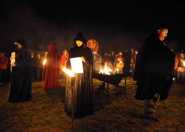 1. Nguồn gốc Celtic. Halloween có nguồn gốc từ lễ hội Samhain của người Celtic, đánh dấu sự kết thúc của mùa hè và bắt đầu mùa đông. Người Celtic tin rằng vào đêm này, ranh giới giữa thế giới người sống và người chết trở nên mờ nhạt. Ảnh: Pinterest.