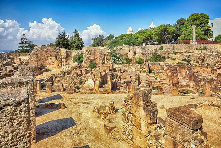 10. Carthage, Tunisia. Carthage là thành phố cổ của đế chế Carthage, từng là một đối thủ lớn của đế chế La Mã. Hiện tại, những tàn tích của thành phố, bao gồm các bức tường thành, nhà hát và đền thờ, vẫn còn được lưu giữ. Ảnh: Pinterest.