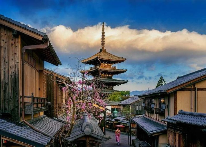 5. Kyoto, Nhật Bản. Kyoto từng là thủ đô của Nhật Bản trong hơn 1.000 năm và là nơi giữ gìn nhiều ngôi đền chùa cổ, các khu vườn và cung điện truyền thống. Các địa danh nổi tiếng có thể kể đến ở nơi đây là chùa Kinkaku-ji (Chùa Vàng) và đền Fushimi Inari-taisha. Ảnh: Pinterest.