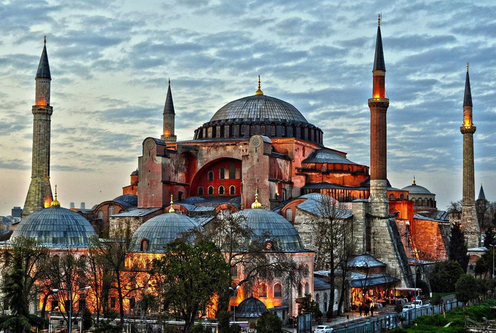 8. Istanbul, Thổ Nhĩ Kỳ. Từng mang tên Constantinople trong quá khứ, Istanbul là một thành phố cổ có vị trí độc đáo nằm giữa châu Á và châu Âu. Các địa danh nổi tiếng ở nơi đây là thánh đường Hagia Sophia, cung điện Topkapi và nhà thờ Hồi giáo Xanh. Ảnh: Pinterest.