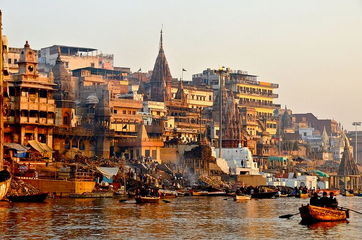 7. Varanasi, Ấn Độ. Varanasi là một trong những thành phố cổ nhất còn có người ở trên thế giới, nổi tiếng là trung tâm tâm linh của Ấn Độ giáo. Sông Hằng và các ghats (bậc thang dọc sông) là những điểm đến phải ghé thăm ở nơi đây. Ảnh: Pinterest.