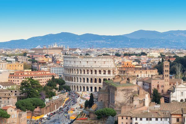 2. Rome, Italia. Rome, thủ đô của đế quốc La Mã cổ đại, là nơi có nhiều di tích lịch sử ấn tượng như Đấu trường Colosseum, Đền Pantheon và Diễn đàn La Mã. Thành phố này được coi là cái nôi của nền văn minh phương Tây. Ảnh: Pinterest.