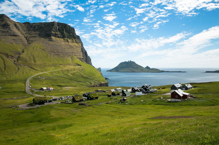 Nằm trên đảo Vagar, một hòn đảo nhỏ thuộc quần đảo Faroe trực thuộc Đan Mạch, làng Gásadalur được coi là một trong những ngôi làng có cảnh quan ấn tượng nhất thế giới. Ảnh: Trail Exposure.