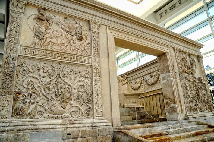 3. Ara Pacis (Bàn thờ của Hòa bình). Niên đại: Khoảng năm 9 TCN. Đặc điểm: Đây là một công trình điêu khắc phức tạp, mang tính chất nghi lễ, kỷ niệm sự hòa bình và thịnh vượng mà Augustus mang lại cho Đế chế La Mã. Ảnh: Pinterest.