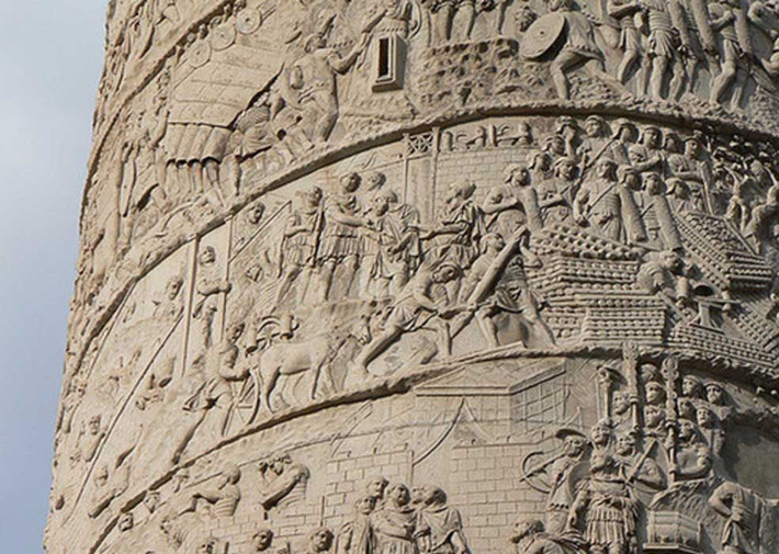6. Cột Trajan. Niên đại: Khoảng năm 113 SCN. Đặc điểm: Cột Trajan cao 38 mét, được khắc với các bức phù điêu xoắn ốc mô tả các chiến thắng quân sự của Hoàng đế Trajan trong chiến tranh Dacia. Đây là một kiệt tác của nghệ thuật kể chuyện bằng hình ảnh trong điêu khắc La Mã. Ảnh: Pinterest.
