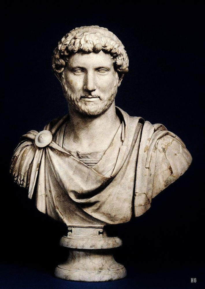 9. Tượng bán thân của hoàng đế Hadrian. Niên đại: Khoảng năm 120 SCN. Đặc điểm: Bức tượng này thể hiện Hoàng đế Hadrian với một vẻ ngoài hiền lành, trí tuệ và phong thái của một nhà lãnh đạo cương nghị. Hadrian được biết đến với việc xây dựng nhiều công trình lớn và phát triển nghệ thuật. Ảnh: Pinterest.