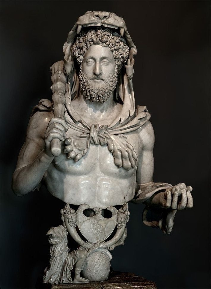 11. Tượng Commodus dưới hình dạng Hercules. Niên đại: Khoảng năm 192 SCN. Đặc điểm: Hoàng đế Commodus được miêu tả trong hình ảnh của Hercules, với áo choàng sư tử và vũ khí đặc trưng của anh hùng thần thoại. Bức tượng phản ánh sự hoang tưởng của Commodus về mình như một vị thần. Ảnh: Pinterest.