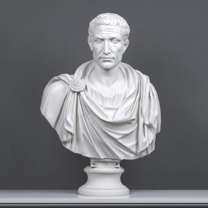 5. Tượng bán thân Julius Caesar. Niên đại: Khoảng thế kỷ 1 TCN. Đặc điểm: Tượng bán thân này là một trong những hình ảnh nổi tiếng nhất của Julius Caesar, thể hiện vẻ nghiêm nghị và quyền lực của nhà lãnh đạo xuất chúng. Nét đặc sắc của tác phẩm nằm ở sự chính xác trong mô tả đặc điểm khuôn mặt. Ảnh: Pinterest.