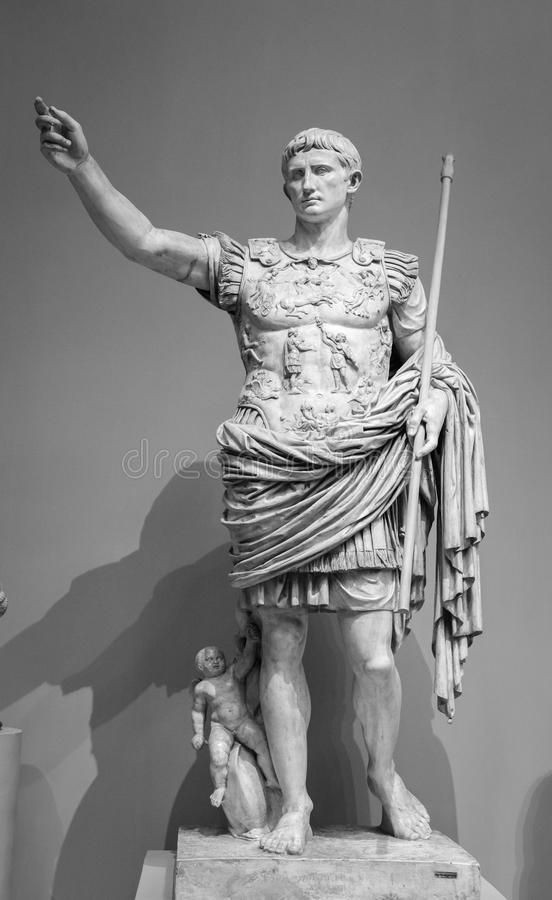  1. Tượng Hoàng đế Augustus. Niên đại: Khoảng năm 20 TCN. Đặc điểm: Bức tượng La Mã này mô tả hoàng đế Augustus cầm một ngọn giáo và mặc áo giáp. Bức tượng phản ánh uy quyền và sức mạnh của Augustus, với các chi tiết tinh tế về trang phục và dáng đứng. Ảnh: Pinterest.