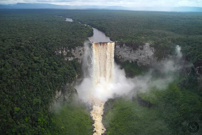 8. Thác Kaieteur (Guyana). Kaieteur là một thác nước hùng vĩ nằm trong khu vực hoang sơ và ít người biết đến ở rừng mưa nhiệt đới Guyana. Với chiều cao 226 mét và khối lượng nước lớn, thác này là một trong những thác nước đơn lẻ mạnh mẽ nhất thế giới. Ảnh: Pinterest.