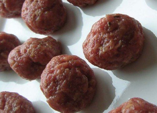 7. Isicia Omentata. Isicia Omentata được coi là tiền thân của hamburger hiện đại. Đây là một món ăn làm từ thịt băm, bánh mì vụn, rượu vang trắng, và nhiều loại thảo mộc như hạt tiêu, thì là và rau mùi. Các nguyên liệu được tạo thành miếng, sau đó nướng lên và ăn kèm với bánh mì hoặc rau củ. Ảnh: Pinterest.