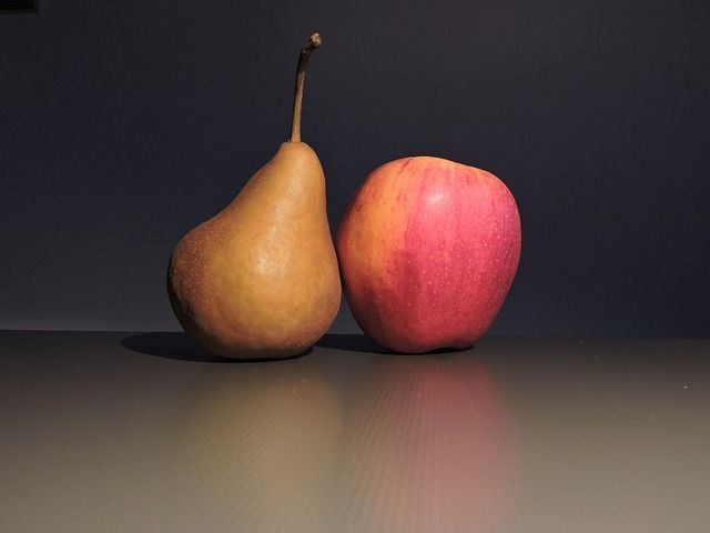 11. Frictum (trái cây nấu chín). Frictum là món tráng miệng làm từ trái cây nấu chín, thường là lê hoặc táo, được hầm trong rượu vang và mật ong. Đây là một món ăn phổ biến tại các bữa tiệc, mang lại hương vị ngọt ngào sau bữa chính. Ảnh: Pinterest.