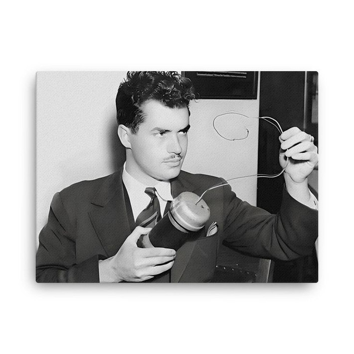5. Jack Parsons (1914–1952). Parsons là nhà khoa học tên lửa tiên phong. Tuy nhiên, ông cũng là một tín đồ của thuyết ma thuật của Aleister Crowley và tham gia vào nhiều nghi thức huyền bí, thậm chí còn cố gắng tạo ra một “phù thủy tình yêu”. Ảnh: Pinterest.