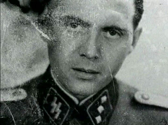 13. Josef Mengele (1911–1979). Mengele là một bác sĩ của Đức Quốc xã, nổi tiếng với những thí nghiệm khủng khiếp và vô nhân đạo lên tù nhân ở trại Auschwitz. Những nghiên cứu của ông bị coi là điên rồ và vô nhân tính, nhưng vẫn là tư liệu tham khảo hiếm có cho ngành y. Ảnh: Pinterest.