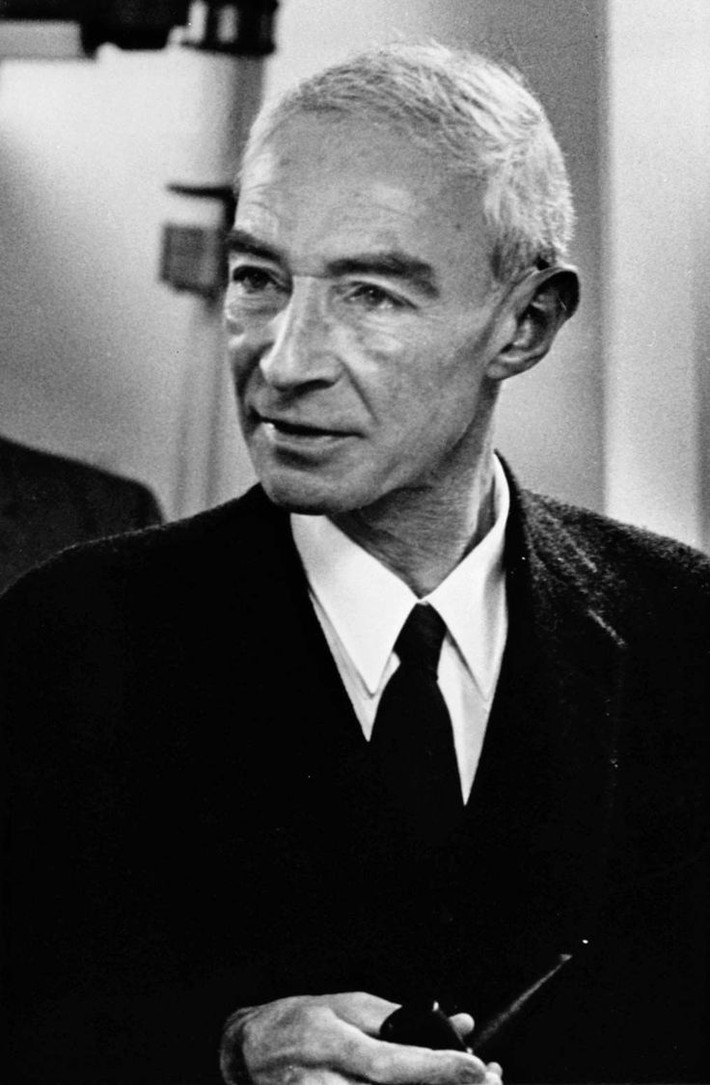 3. Robert Oppenheimer (1904–1967). Là “cha đẻ của bom nguyên tử,” Oppenheimer là một nhà vật lý hàng đầu trong Dự án Manhattan. Sự kết hợp giữa khoa học hạt nhân với khả năng hủy diệt hàng loạt đã khiến ông trở thành một nhân vật gây tranh cãi trong cả khoa học và chính trị. Ảnh: Pinterest.