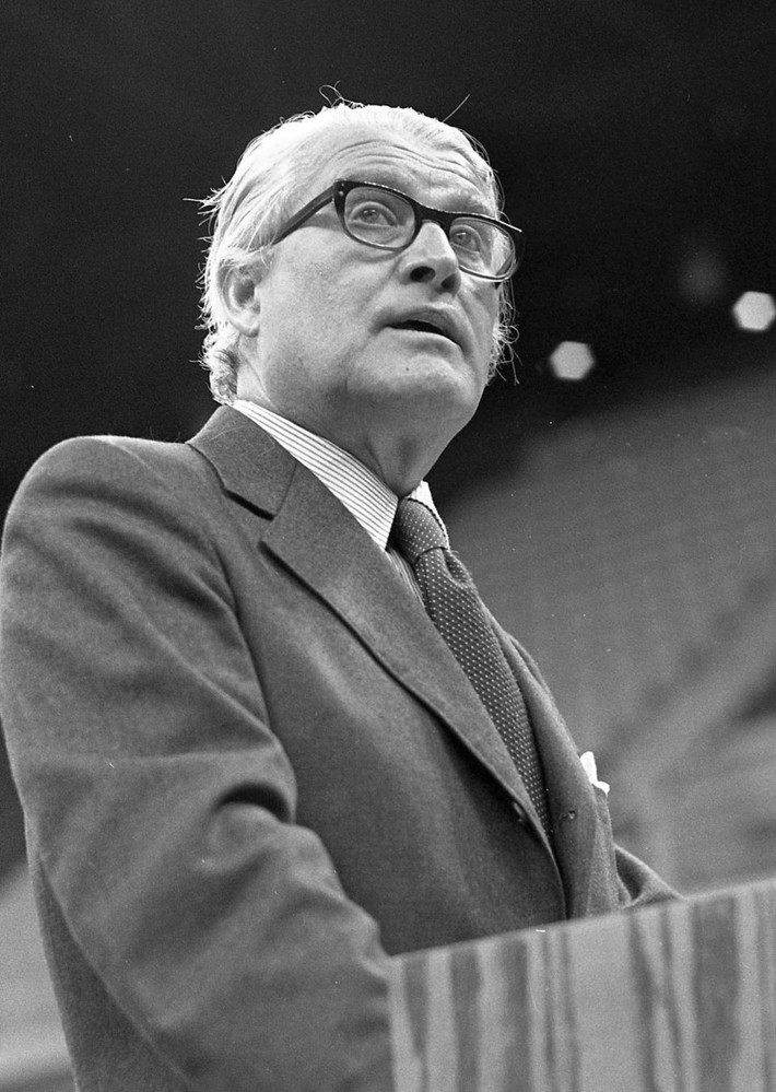 11. Wernher von Braun (1912–1977). Von Braun là người dẫn đầu chương trình tên lửa của Đức Quốc xã trong Thế chiến II trước khi trở thành nhà khoa học hàng đầu của NASA. Ông từng mơ về việc đưa con người đến các hành tinh khác từ khi còn nhỏ, một ý tưởng lúc đó được coi là hoang đường. Ảnh: Pinterest.