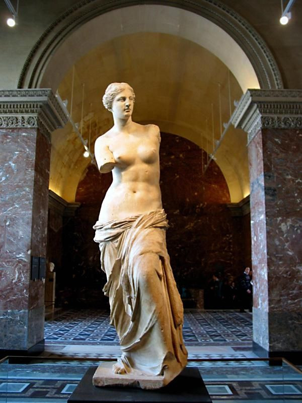 "Venus de Milo". Tượng nữ thần Aphrodite, đại diện cho vẻ đẹp và tình yêu, được tìm thấy trên đảo Milos. Đây là một trong những bức tượng nổi tiếng nhất của người Hy Lạp cổ đại. Ảnh: Pinterest.