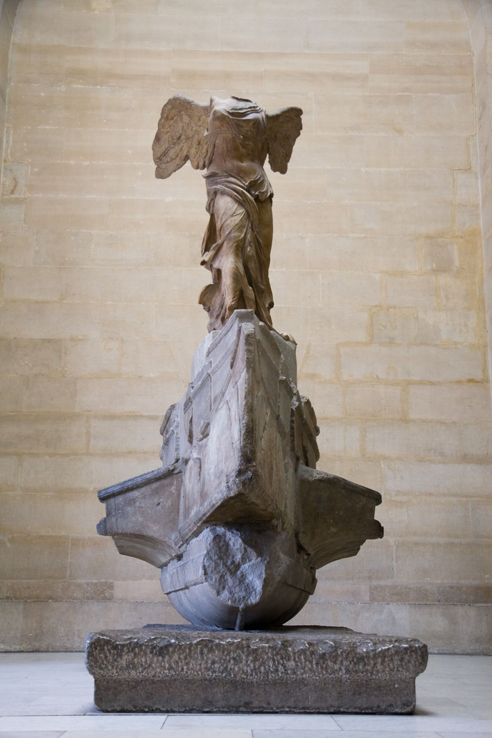 "Winged Victory of Samothrace". Bức tượng miêu tả nữ thần chiến thắng Nike, được đặt trên mũi một con tàu. Tác phẩm nổi tiếng này thể hiện sự chuyển động và cảm hứng chiến thắng. Ảnh: Pinterest.