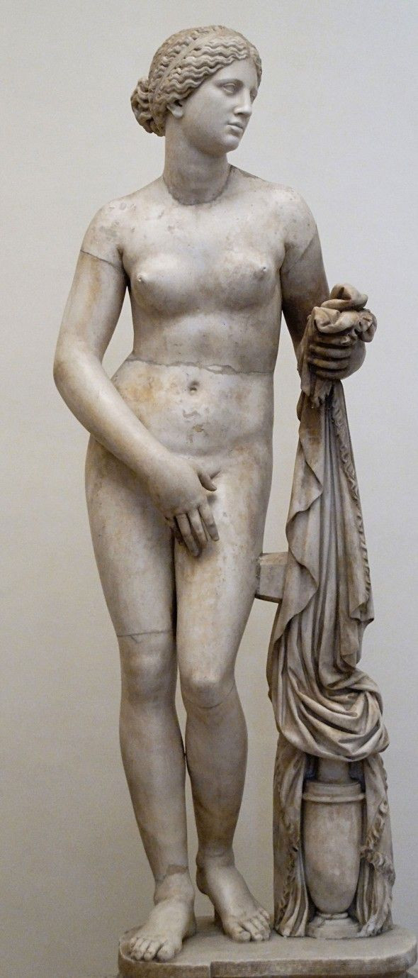 "Aphrodite of Knidos". Đây là tượng thần Aphrodite đầu tiên được miêu tả khỏa thân hoàn toàn, đánh dấu một bước ngoặt trong việc miêu tả vẻ đẹp phụ nữ trong nghệ thuật Hy Lạp. Ảnh: Pinterest.