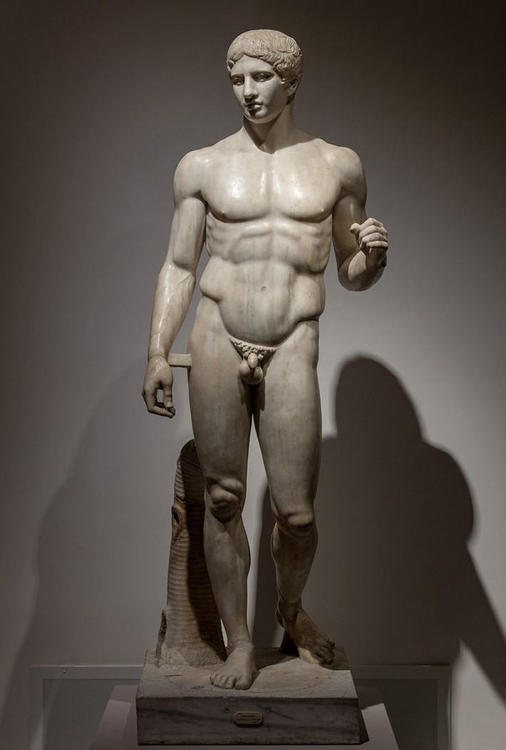 "Doryphoros" (Người mang giáo). Bức tượng này là một ví dụ điển hình về lý tưởng cơ thể nam giới của người Hy Lạp cổ đại, với tỷ lệ hoàn hảo và cơ bắp săn chắc. Ảnh: Pinterest.
