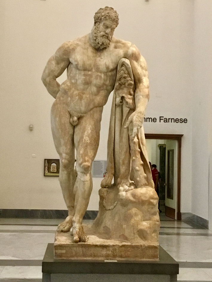 "The Farnese Hercules". Bức tượng khổng lồ của thần Hercules này là một biểu tượng về sức mạnh và sự dẻo dai. Tượng thể hiện Hercules sau khi hoàn thành 12 kỳ công, tựa vào một cây gậy với cơ thể đầy cơ bắp. Ảnh: Pinterest.