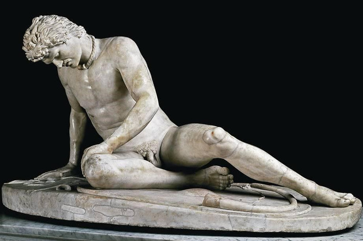 "The Dying Gaul". Bức tượng này miêu tả một chiến binh người Gaul đang hấp hối, thể hiện cảm xúc bi thương và lòng dũng cảm. Tác phẩm minh chứng cho sự tài hoa của người Hy Lạp trong việc thể hiện cảm xúc qua hình thể. Ảnh: Pinterest.
