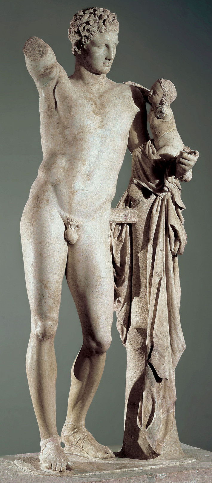"Hermes and the Infant Dionysus". Bức tượng miêu tả Hermes đang bế thần Dionysus khi còn nhỏ, được đánh giá cao vì sự mềm mại và uyển chuyển trong hình dáng của cơ thể. Ảnh: Pinterest.
