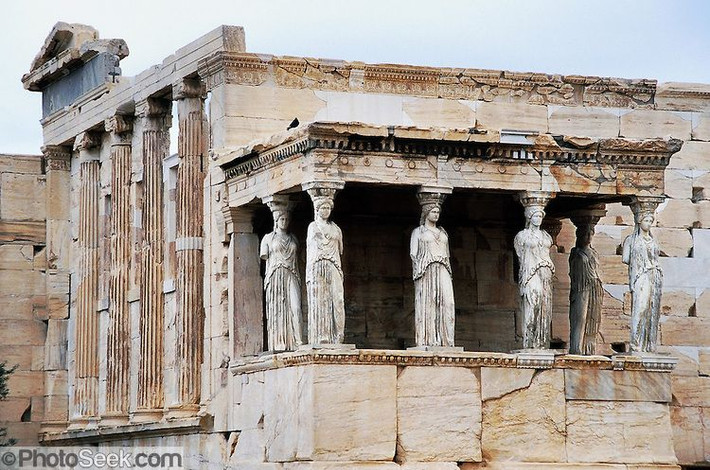 "Caryatids of the Erechtheion". Những cột trụ hình người phụ nữ (Caryatid) từ đền Erechtheion ở Athens này không chỉ đóng vai trò đỡ cấu trúc ngôi đền mà còn là những tác phẩm nghệ thuật xuất chúng. Ảnh: Pinterest.