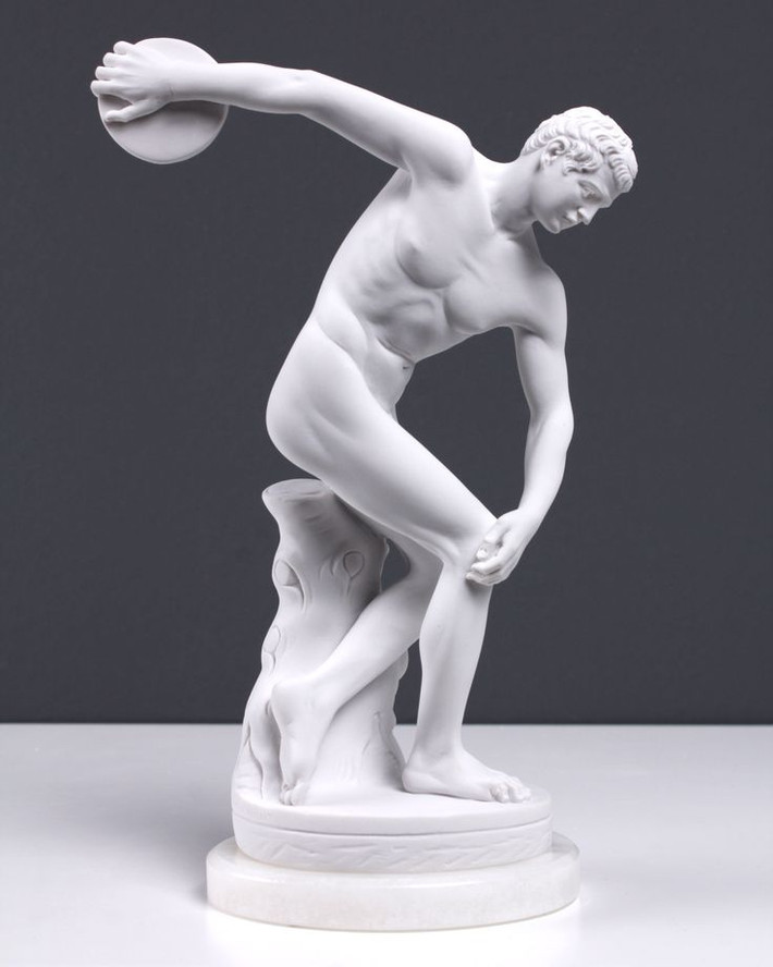 "Discobolus" (Người ném đĩa). Một tác phẩm điêu khắc mang tính biểu tượng, thể hiện vận động viên ném đĩa trong tư thế chuẩn bị ném. Nó thể hiện sự hoàn hảo của cơ thể con người và sự chuyển động tự nhiên trong thể thao. Ảnh: Pinterest.
